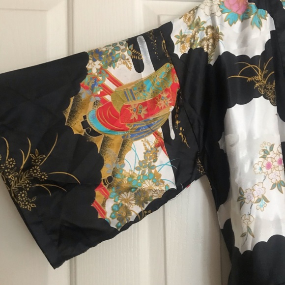 Oriental Robe Size (M) - Picture 3 of 5